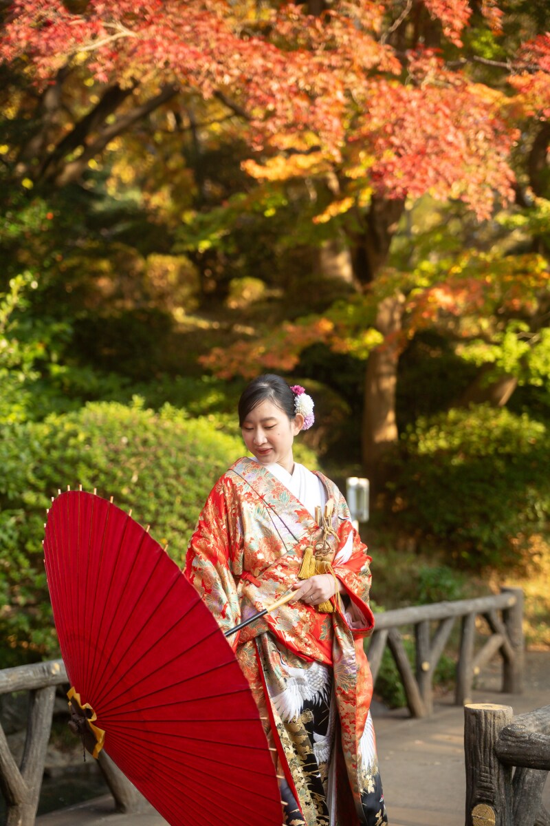 赤の番傘が映える、可憐な花嫁姿