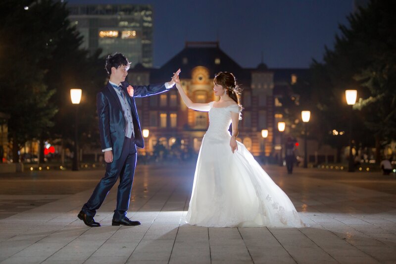 東京駅をバックに