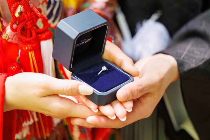 大切な婚約指輪を宝物のように
