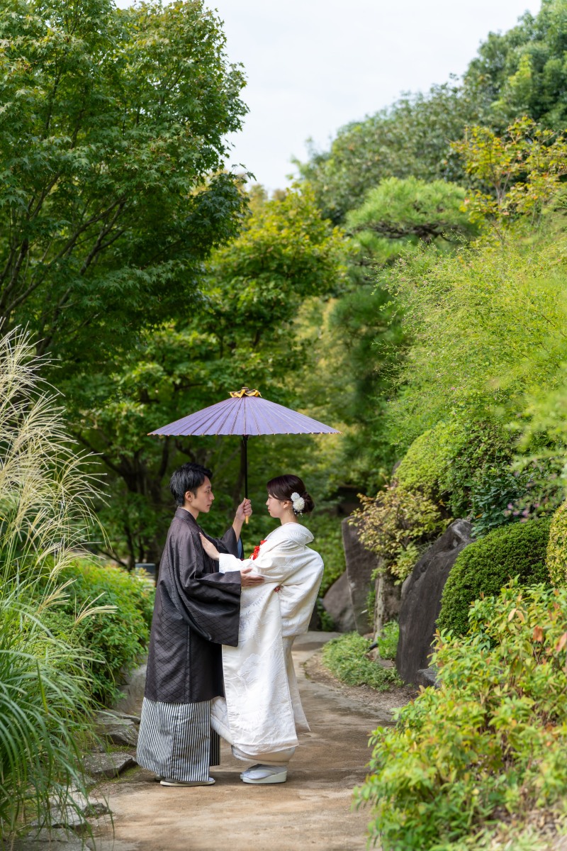 庭園の小道でドラマチックに