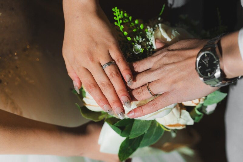 重ねた手に宿る永遠の絆