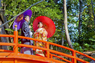 和装にはやっぱり日本庭園が人気♪