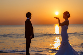 夕日の綺麗なサンセットタイムの海をバックにあくまでクールに