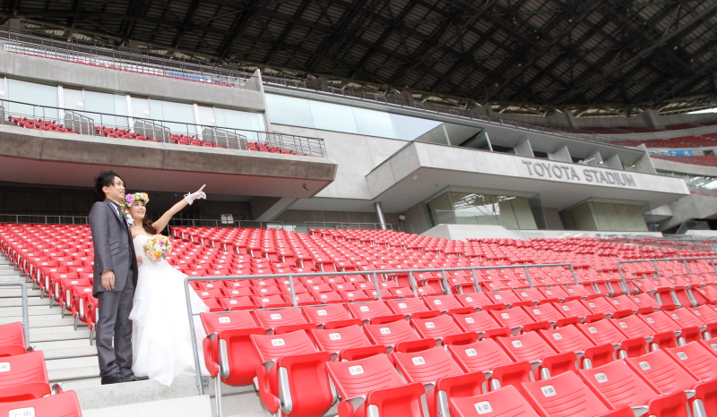 サッカーファンのおふたりならではの豊田スタジアムでの撮影