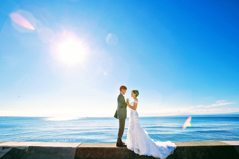 快晴で真っ青な空と海をバックに