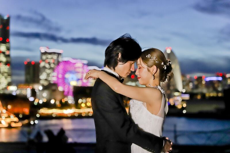夜景をバックにおでこコツンポーズ