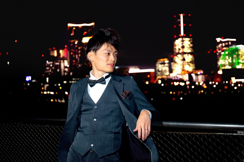 夜景に映えるご新郎様