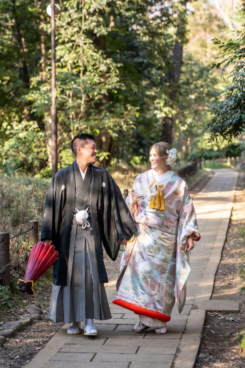 談笑しながら歩く自然な姿