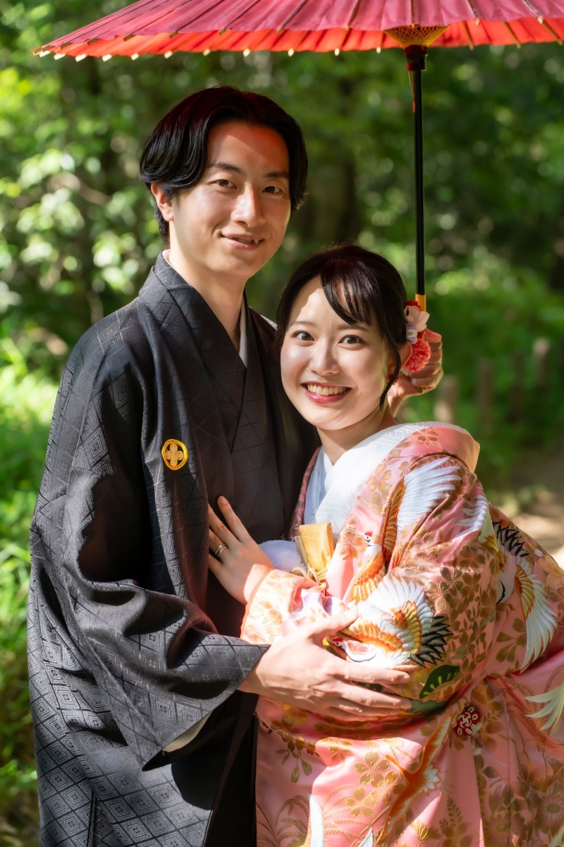 和傘に寄り添う笑顔