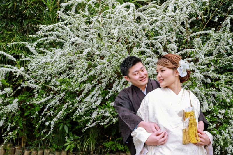 白いお花に包まれるお二人