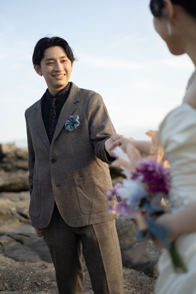 ご新婦様の手を引く優しい表情のご新郎様