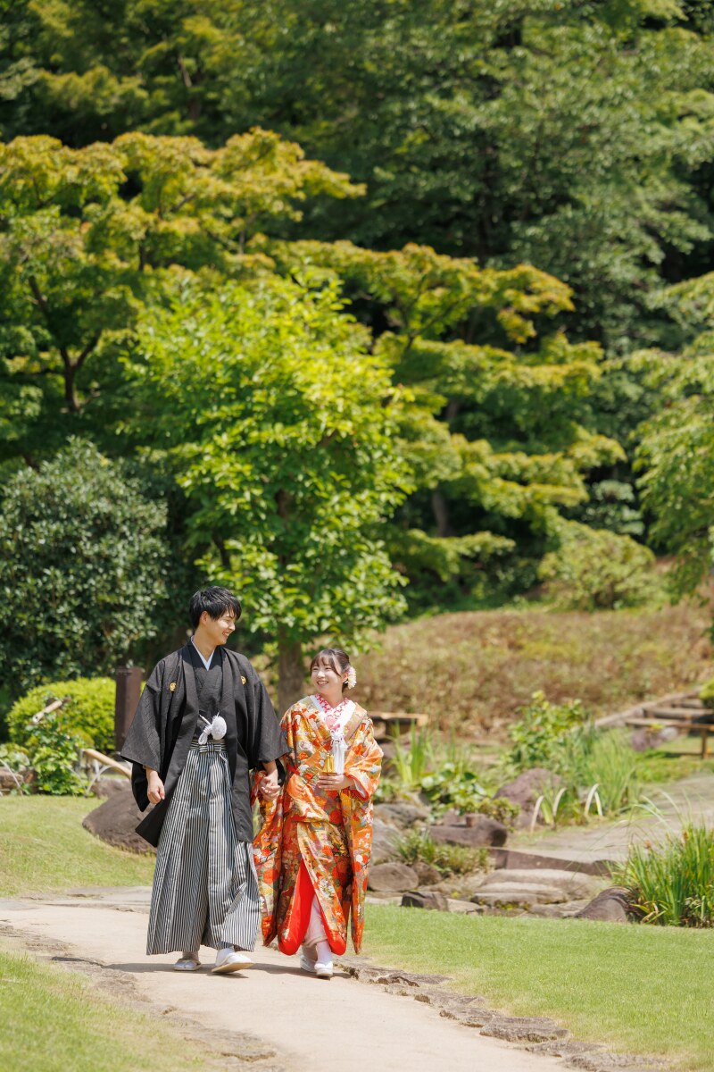 手をつなぎ歩く庭園の午後