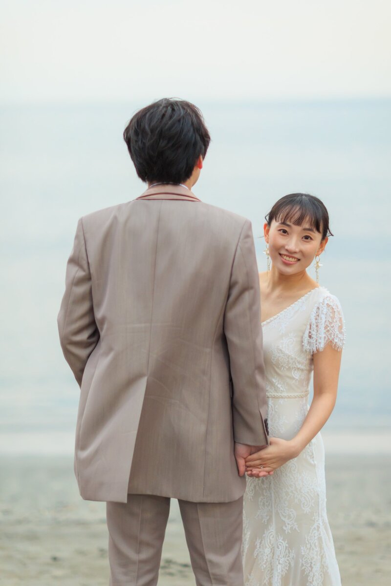 背中越しに覗く花嫁の笑顔