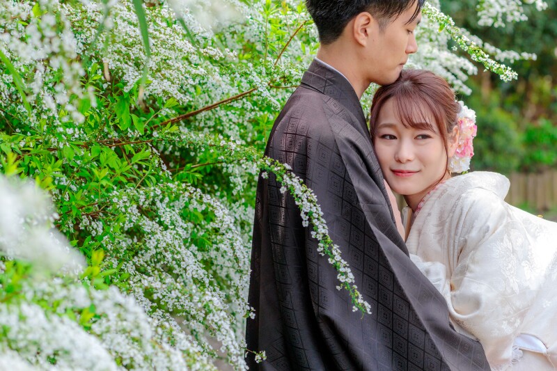 ご新郎様に抱きつくご新婦様が可愛い