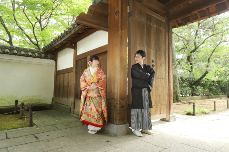 門の陰影が織りなす時間