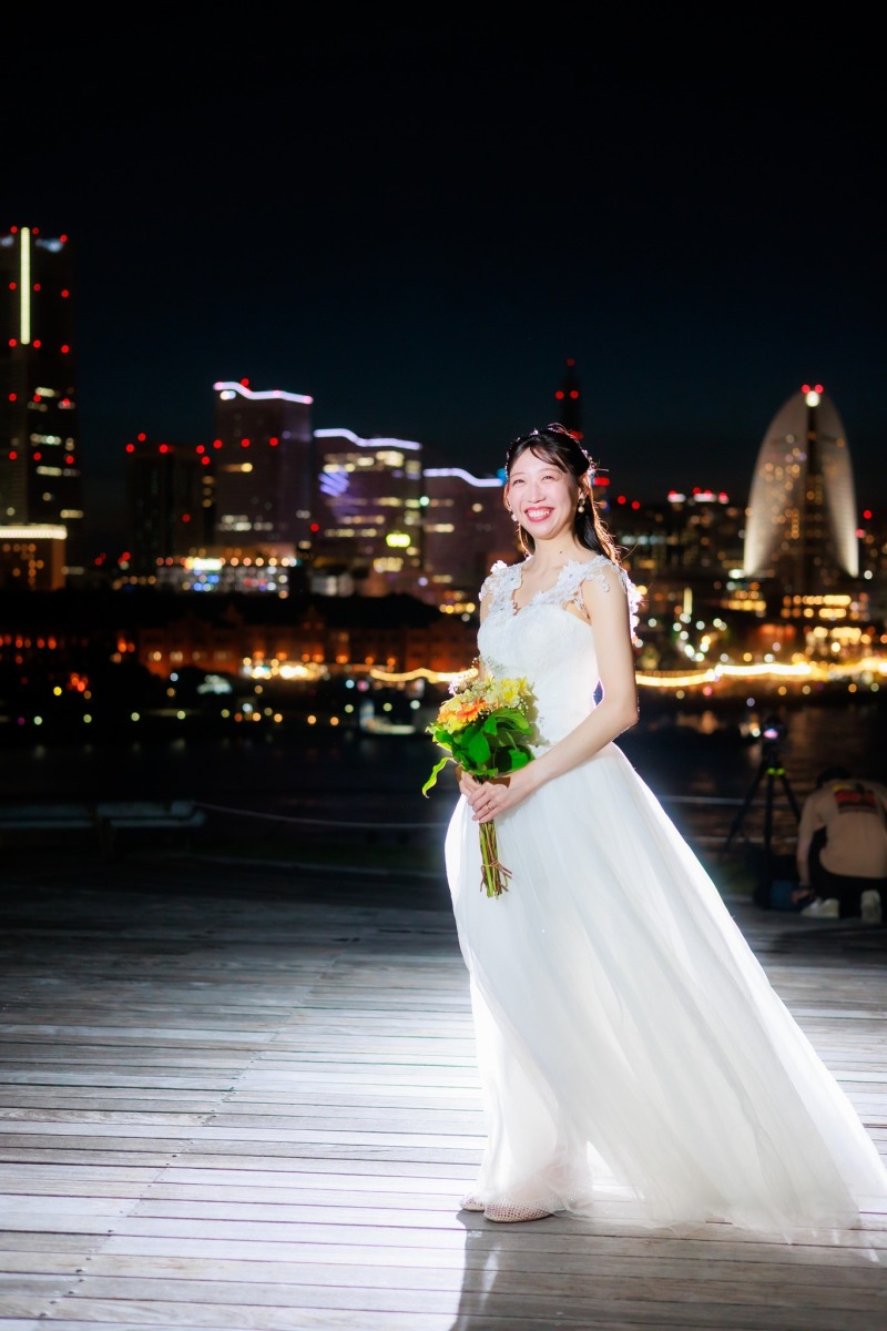 夜景を背に笑顔の新婦