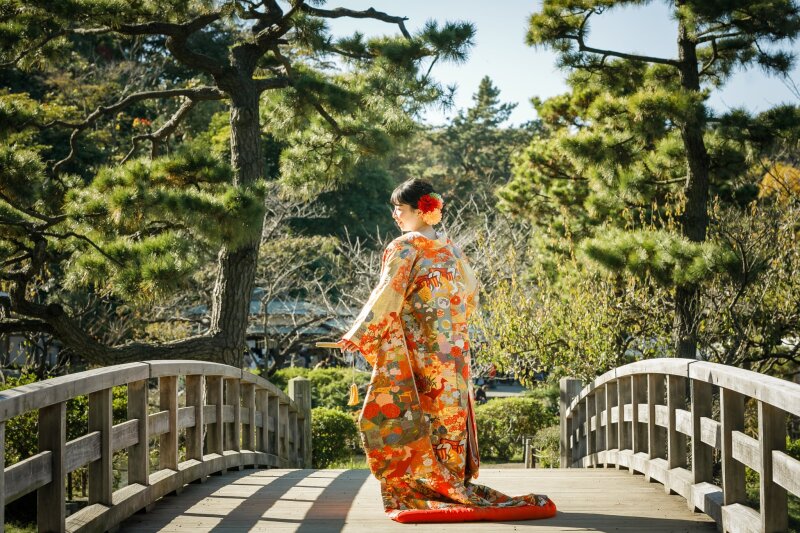 三渓園の橋で振り返る花嫁