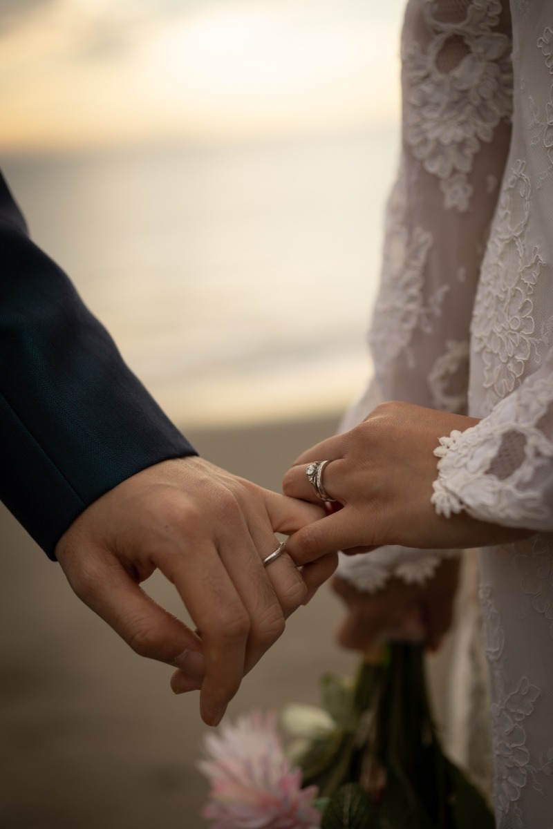 指先を重ねた結婚指輪の手元カット