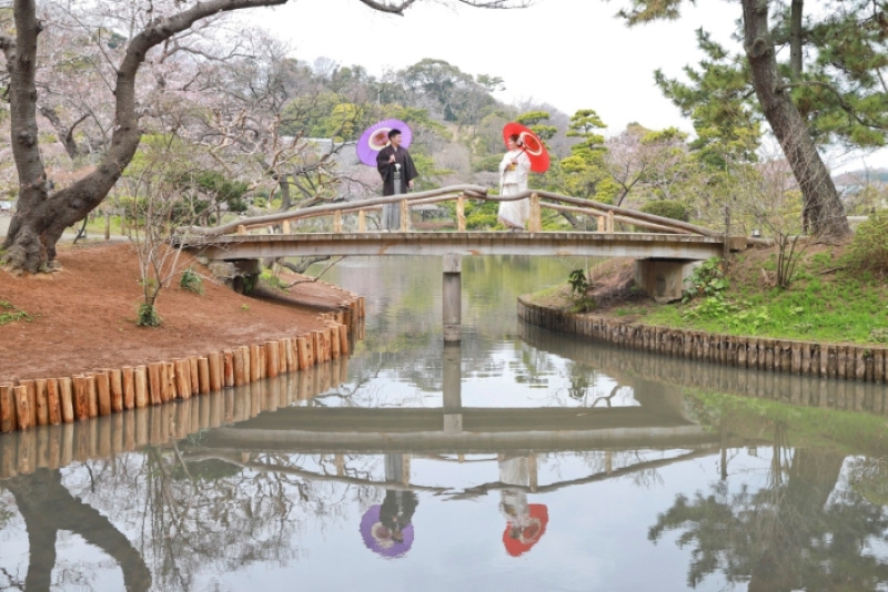 水面に映るお二人のシルエット