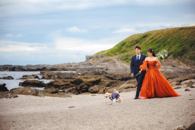 オシャレなカラードレスで愛犬と一緒に城ヶ島ロケーション撮影