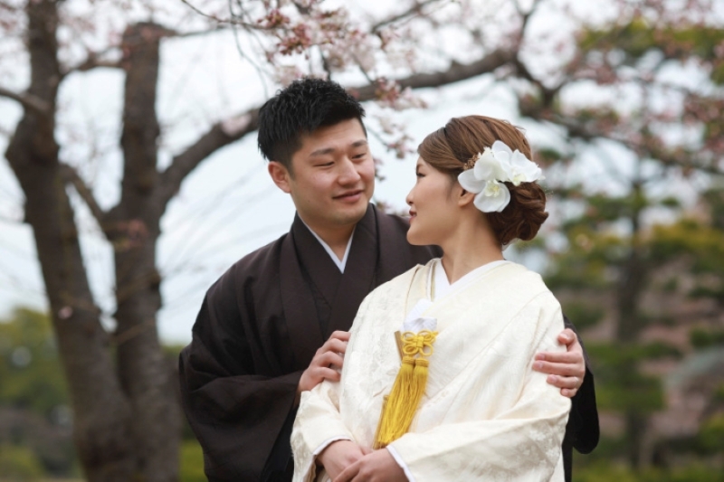 桜の下で見つめ合って