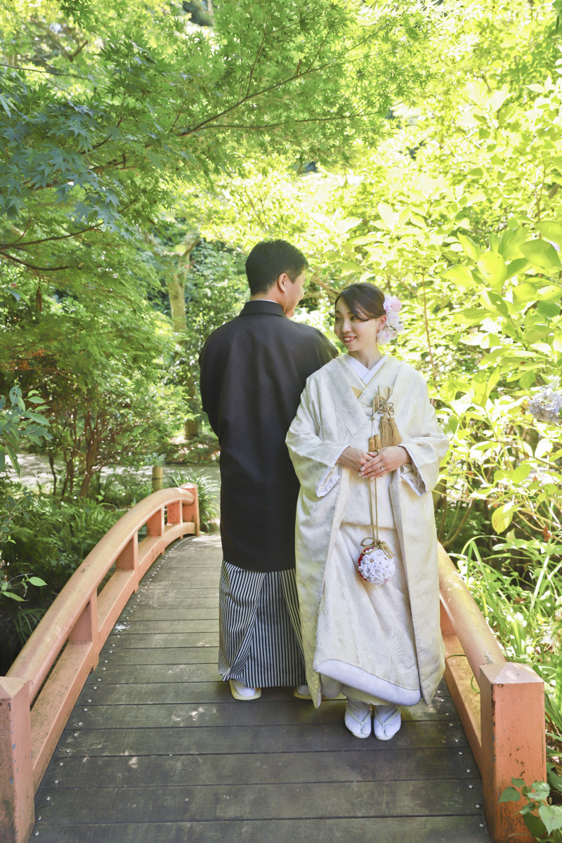 木漏れ日の中の赤い橋