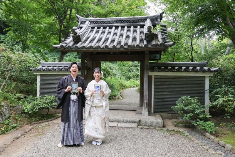 和の背景に小物を添えて