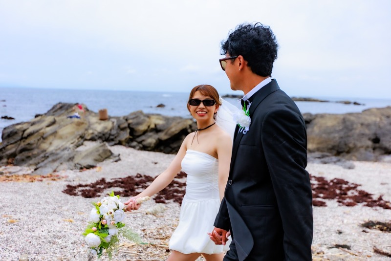 海辺を手つなぎ散歩