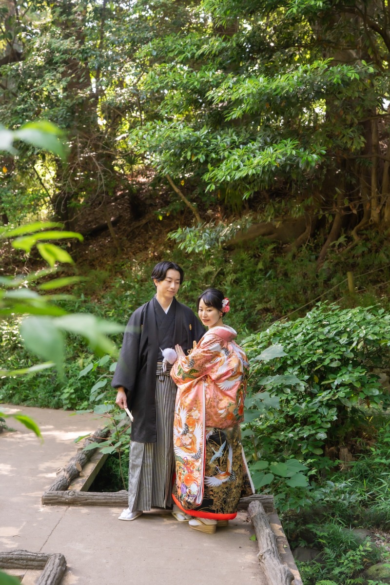 木橋に並ぶ色打掛のふたり