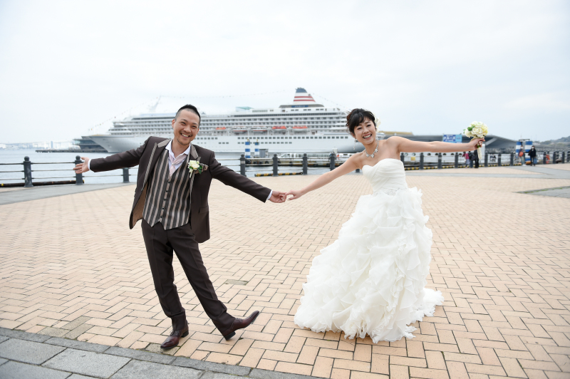 大きな船をバックに☆