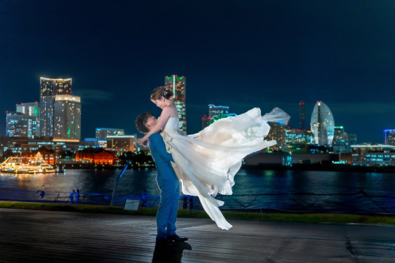 夜景をバックに躍動感ある1カット