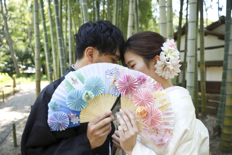 扇子を使って