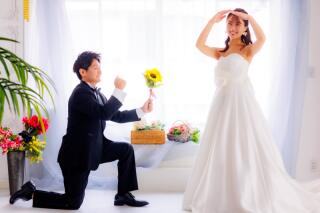 シンプルオシャレなハウススタジオにて笑顔が素敵なお二人の前撮り撮影