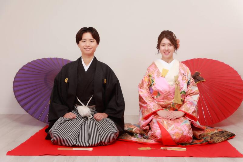 シンプルなスタジオで定番の正座カット
