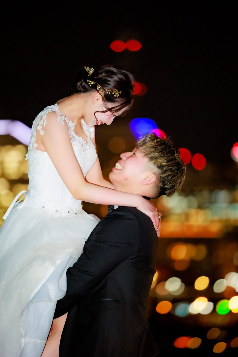 見つめ合うお二人の幸せな距離感