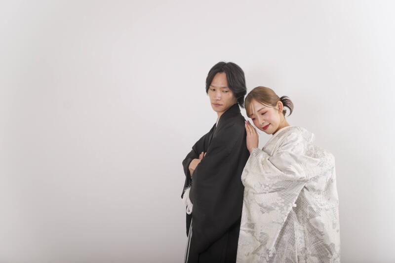 ご新郎様の背中に寄り添うご新婦様のクールなカット