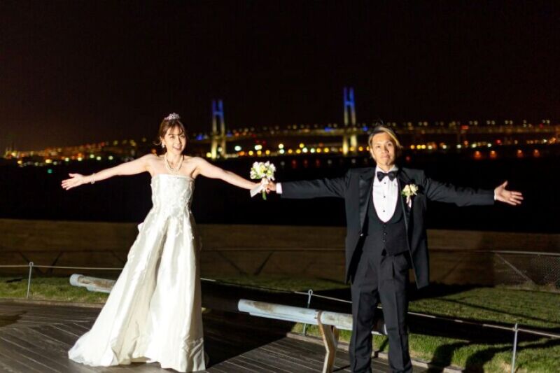 横浜の夜を背景に未来へ歩む