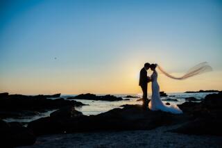 城ヶ島のダイナミックな岩場と美しい夕日を舞台にしたウエディングフォト