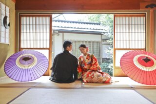 和風スタジオで鮮やかな色打掛での撮影を