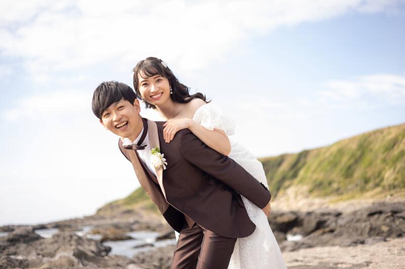 ご新婦様を軽々おんぶして