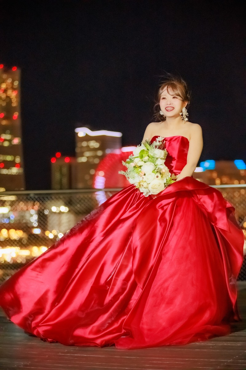 結婚式レベルの豪華なカラードレスを着て