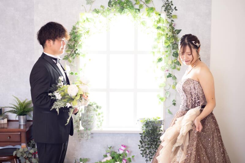 緑豊かな窓際で見つめ合うお二人