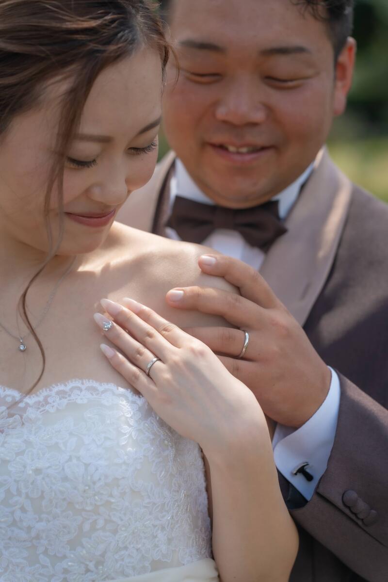 寄り添い合うふたりの手元ショット