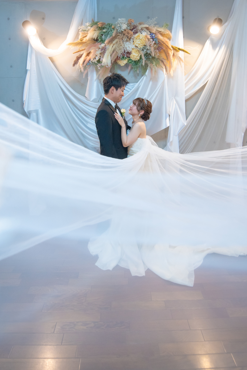 ドレスのトレーンの躍動感のあるカット