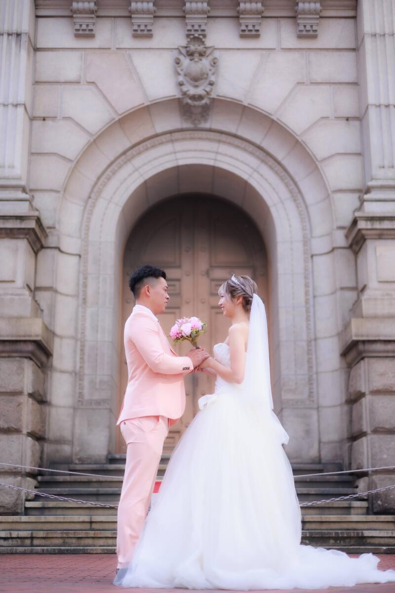 重厚な扉の前で誓いを