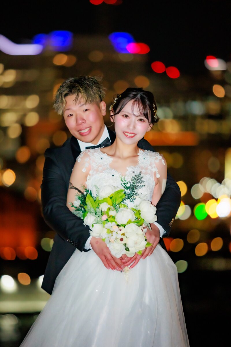 バックハグ中の素敵な笑顔を正面から