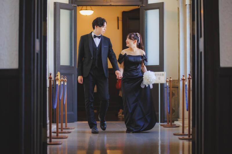 手をつないで会話しながら歩くシーン