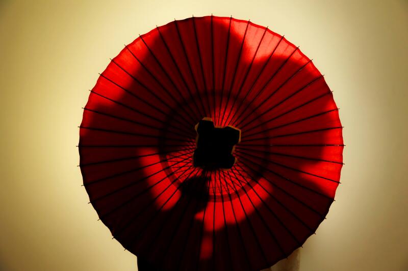 赤い和傘が描く和のアート