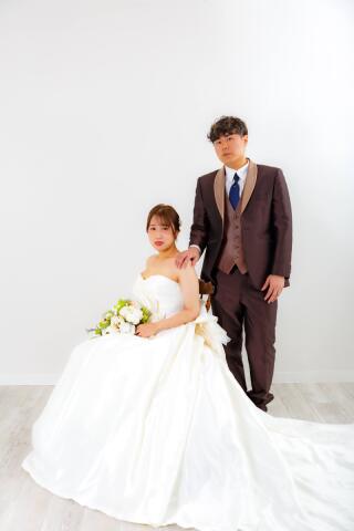 シンプルスタジオで結婚式レベルの衣装を着てウエディングフォト