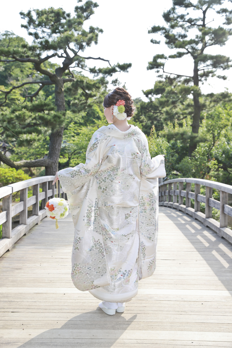 鶴の刺繍が舞う打掛の後ろ姿